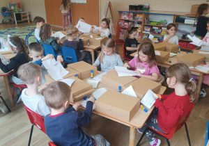 Dzieci ozdabiają kartonowe pudełka - Kuferki na nudę