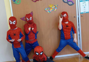 Czterech chłopców przebranych w stroje Spidermana pozuje do zdjęcia