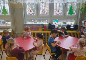 Hodowla kryształków - dzieci siedzą przy stolikach i mieszają wodę z solą