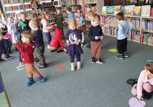 Warsztaty w bibliotece - dzieci szukają drugiej połówki serca
