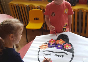 Zabawa sztuką - dzieci wykonuja plakat isnpiracji malując farbami