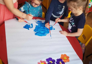 Zabawa sztuką - dzieci wykonują plakat inspiracji malując farbami