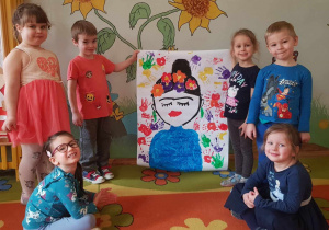 Zabawa sztuką - dzieci prezentują swój plakat inspiracji