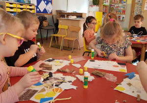 Zabawa sztuką - Dzieci wykonują prace plastyczną techniką kolażu