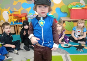 Chłopiec prezentuje swój strój karnawałowy- Czejs