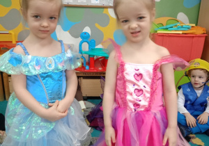 Dwie dziewczynki prezentują swoje stroje karnawałowe- księżniczki