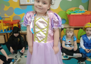 Dziewczynka prezentuje swój strój karnawałowy- księżniczka