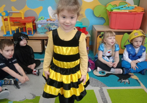 Dziewczynka prezentuje swój strój karnawałowy- pszczółka