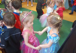 Dzieci tańczą w parach na holu