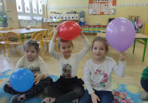 Trzy dziewczynki z kolorowymi balonami