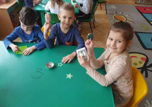 Dzieci sprawdzają działanie rzeczy na stoliku