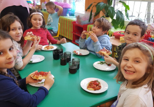 Dzień Pizzy - dzieci jedzą pyszną pizzę na podwieczorek.