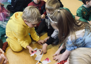 Grupa dzieci układająca puzzle