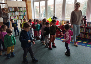 Biblioteka - dzieci stoją w rzędach i po kolei przenoszą jajka na łyżce