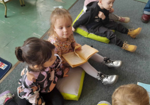 Dzieci określają w jaki sposób zniszczone są książki, które trzymają w rękach