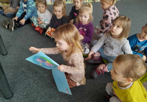 Dzieci określają w jaki sposób zniszczone są książki, które trzymają w rękach