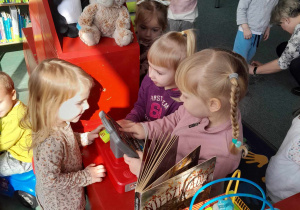 Dzieci bawią się zabawkami, znajdującymi się w sali biblioteki