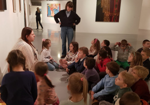 W Muzeum Sztuki - dzieci oglądają obrazy.