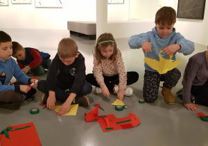 W Muzeum Sztuki - warsztaty; dzieci tworzą rzeźby z papieru.