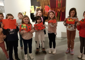 W Muzeum Sztuki - warsztaty; dzieci prezentują rzeźby z papieru.