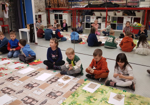 W Muzeum Sztuki - warsztaty; dzieci tworzą rzeźby z gliny.