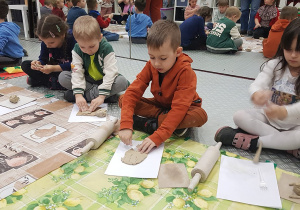 W Muzeum Sztuki - warsztaty; dzieci tworzą rzeźby z gliny.