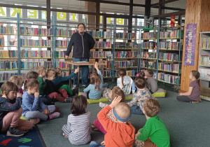 Dziesci uczestniczą w zajęciach w bibliotece miejskiej