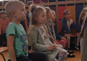 Dzieci ogladają teatrzyk wystawiany w holu przedszkolnym