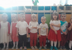 Dzieci śpiewają piosenkę ,,Flaga Polski"