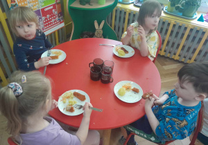 Dzieci przy stolik zjadają obiadek