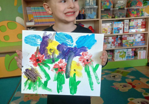 Chłopiec prezentuje swój obraz