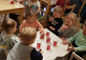Baśniowa Kawiarenka - dzieci siedzą przy stolikach i piją sok i jedzą ciastka
