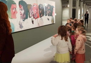 Muzeum Sztuki - dzieci oglądają obrazy