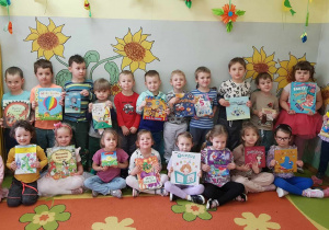 Światowy Dzień książki - Dzieci pokazują swoje ulubione książki