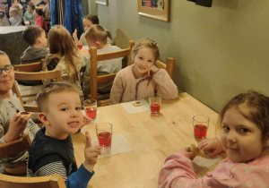 Czworo dzieci siedzące przy stole