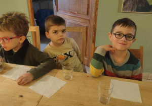 Chłopcy siedzący przy stole