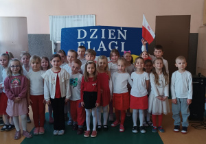Gruba dzieci ubrana w barwy narodowe pozuje do zdjęcia