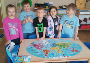 Dzieci prezentują puzzle "Mapa świata"