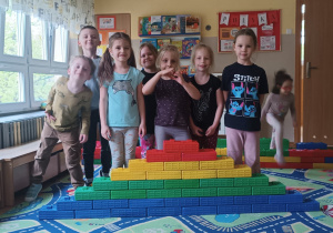 Dzieci prezentują budowle z klocków cegieł
