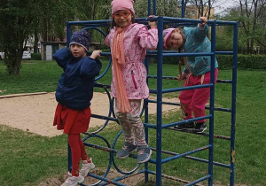 Dzieci wspinają się na drabinki w ogrodzie przedszkolnym